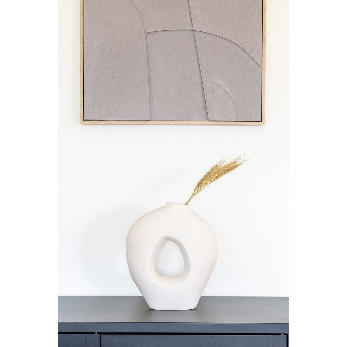 Vase scandinave blanc, profil latéral montrant les courbes
