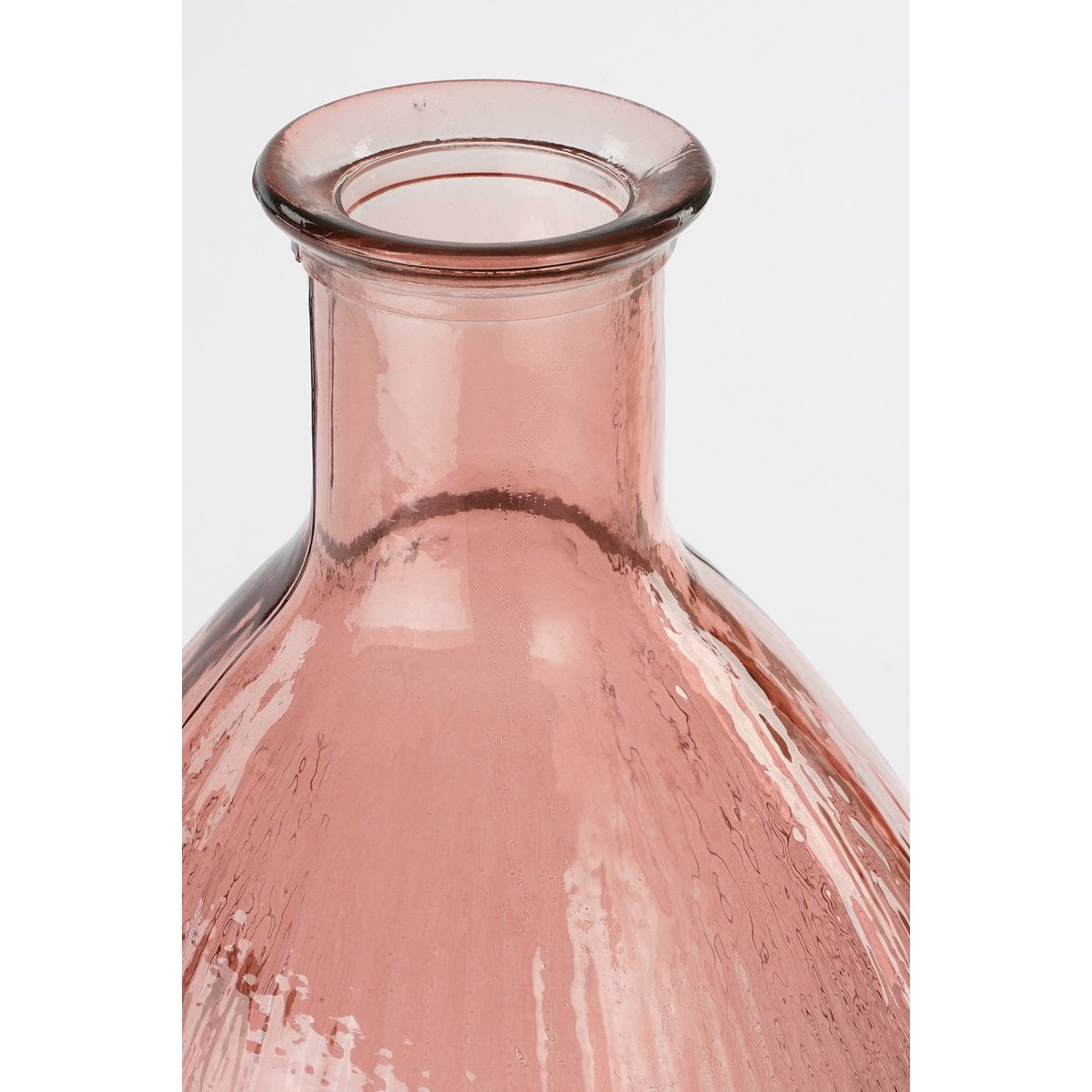 Vase en verre rose Firenza sur une table moderne