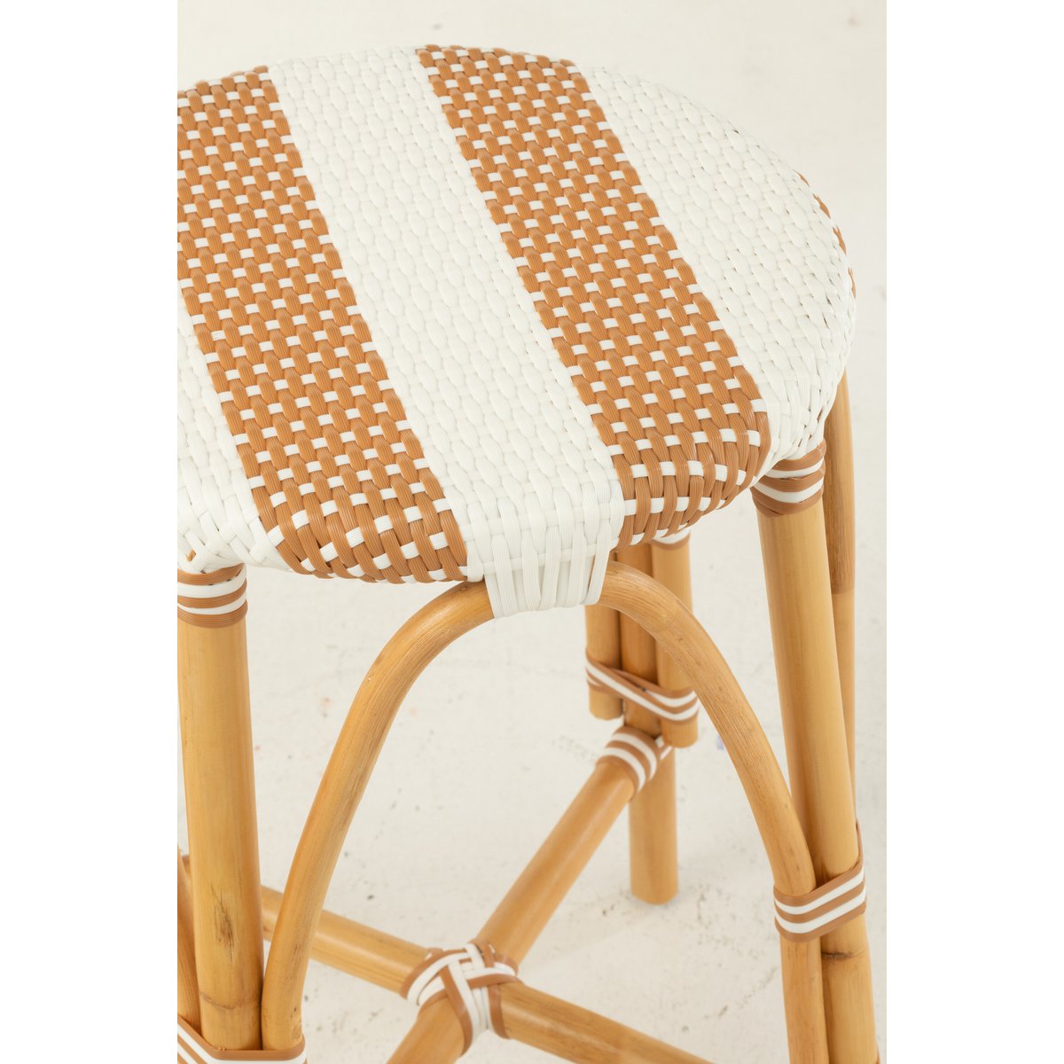 Tabouret de bar J-Line Live sur un fond neutre, mettant en valeur les couleurs