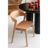 Chaise Laga entourée d'autres meubles