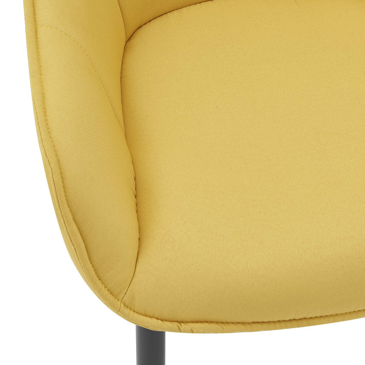 Fauteuil en lin jaune dans un salon moderne et élégant
