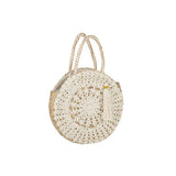 Sac de plage J-Line posé sur le sable, avec des lunettes de soleil et un chapeau.