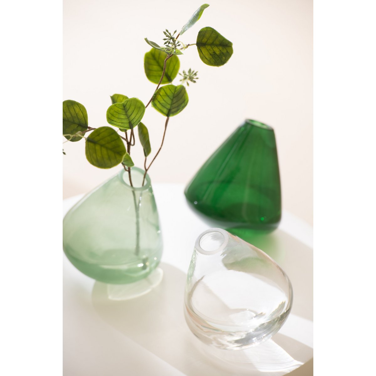 Détail du vase Topaz, verre vert, design moderne