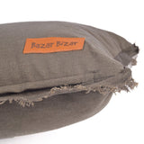 Coussin Smoky Vibe en lin gris dans un décor élégant