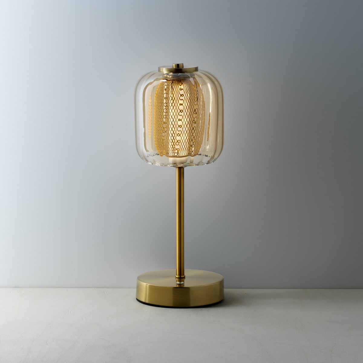 Lampe de table LED Lighty Gaga sur une table en bois dans un intérieur moderne