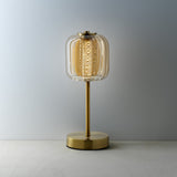 Lampe de table LED Lighty Gaga sur une table en bois dans un intérieur moderne