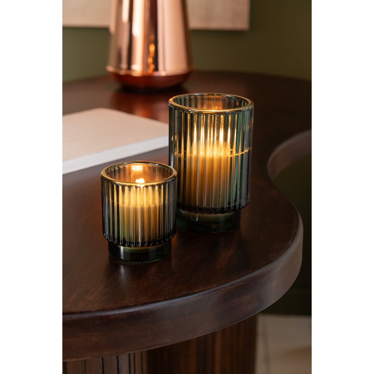 Bougie parfumée J-Line Breeze allumée, diffusion de lumière chaleureuse
