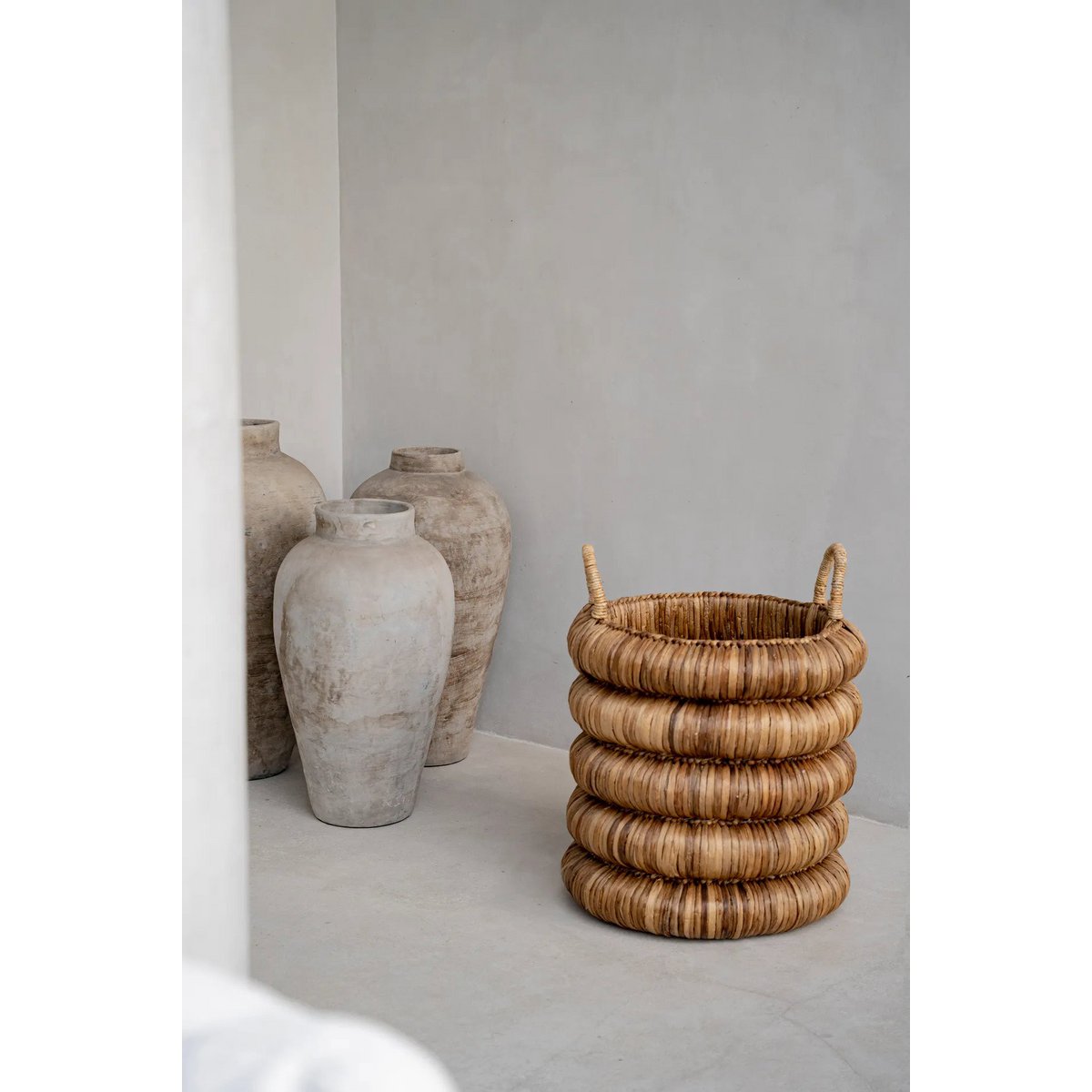 Panier Chunky avec plante, ajoutant une touche naturelle à la décoration.