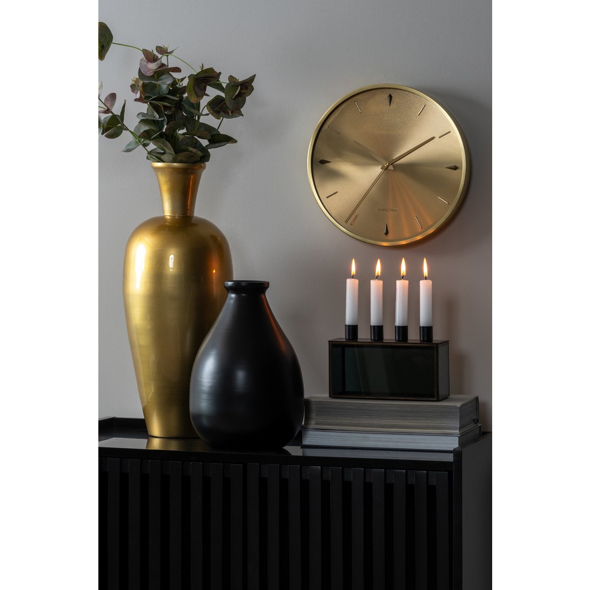 Bougeoir rectangulaire avec bougies allumées sur une table