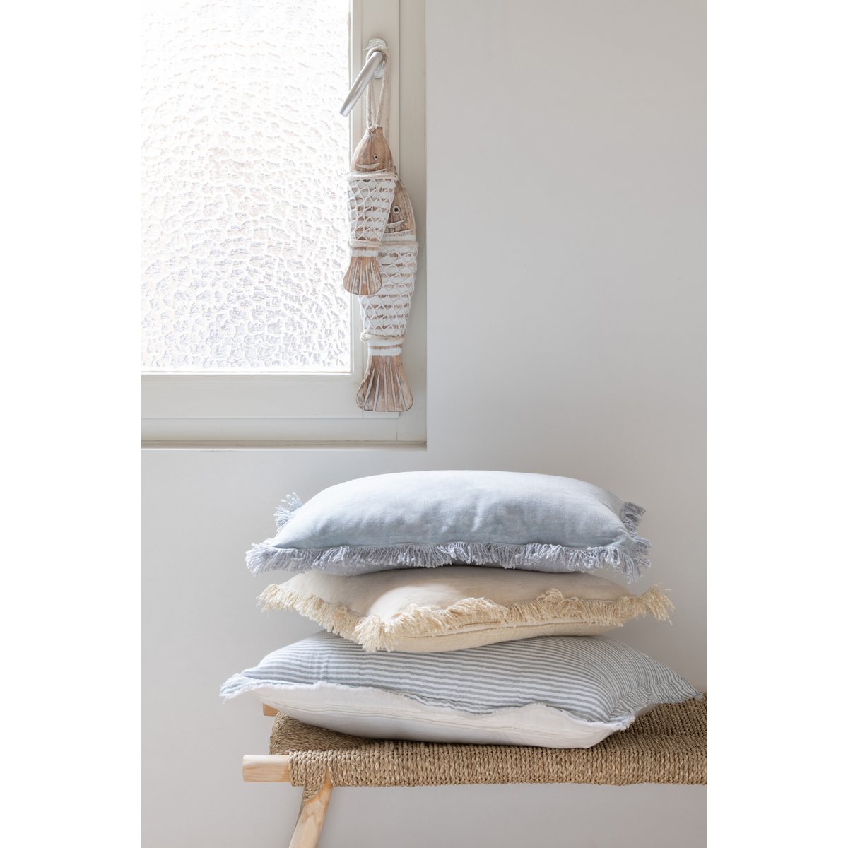 Détail des franges du coussin J-Line en velours bleu