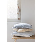 Détail des franges du coussin J-Line en velours bleu