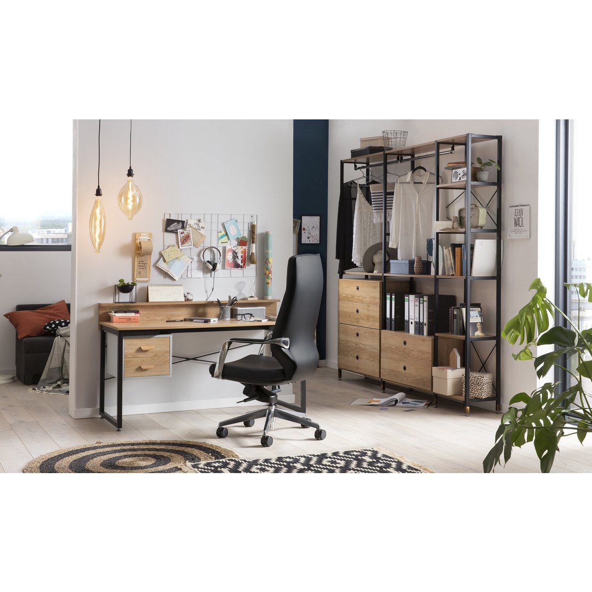 Étagère murale avec vêtements suspendus et accessoires