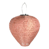 Lanterne LED solaire Greatham rose posée sur une table de jardin