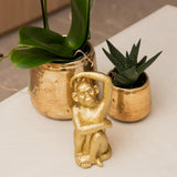 Ornement singe assis en polystone doré