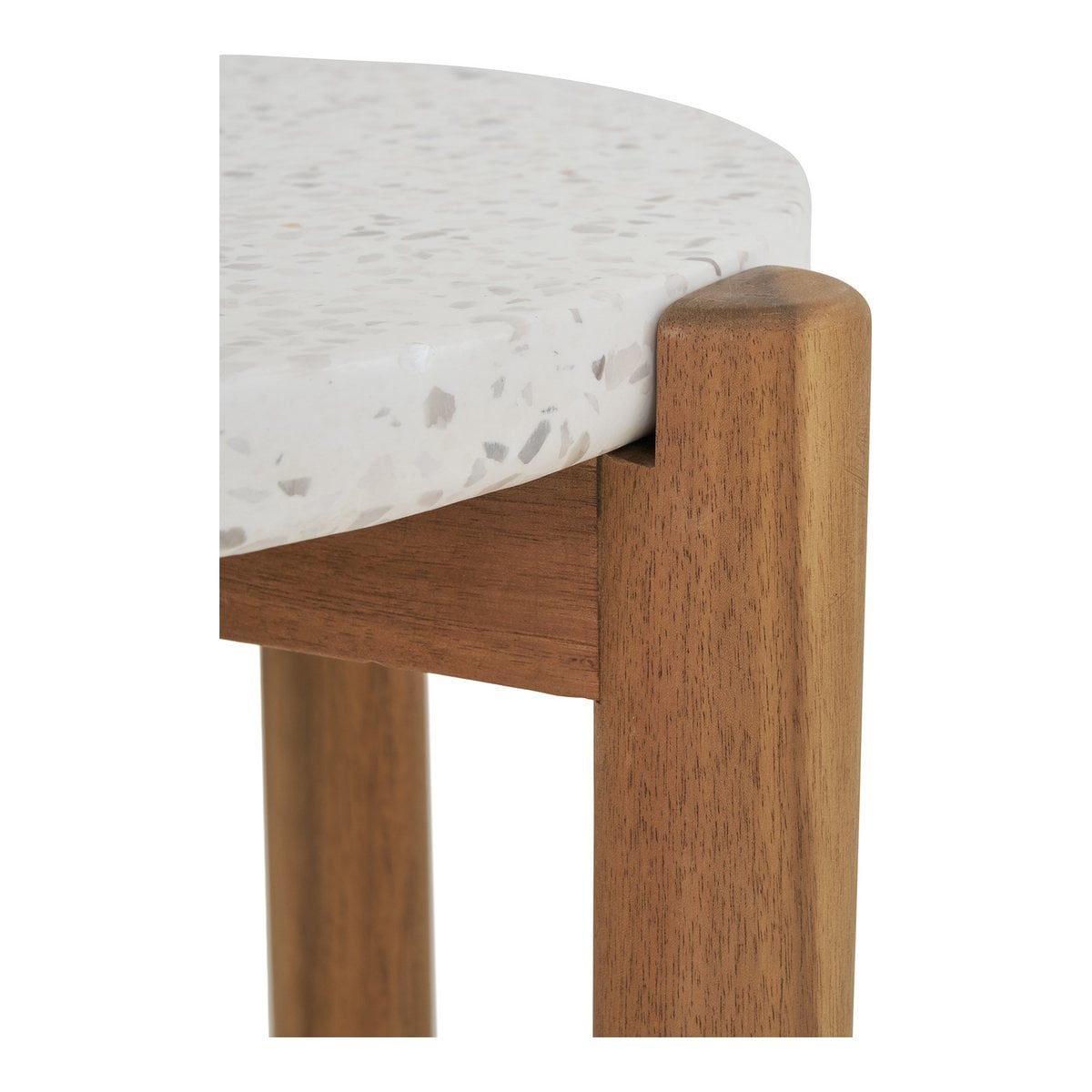 Détail des pieds en bois d'acacia de la table d'appoint Terracina.