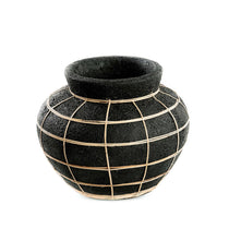 Vase Belly en terre cuite noir naturel, vue de face