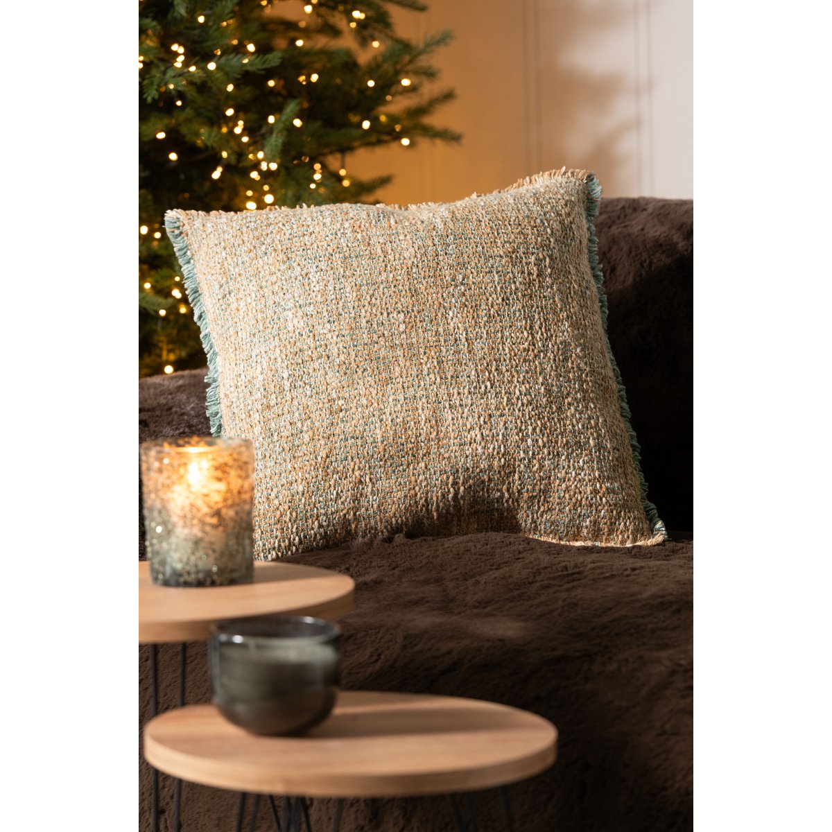 Coussin J-Line sur un canapé, ajoutant une touche bohème à la décoration
