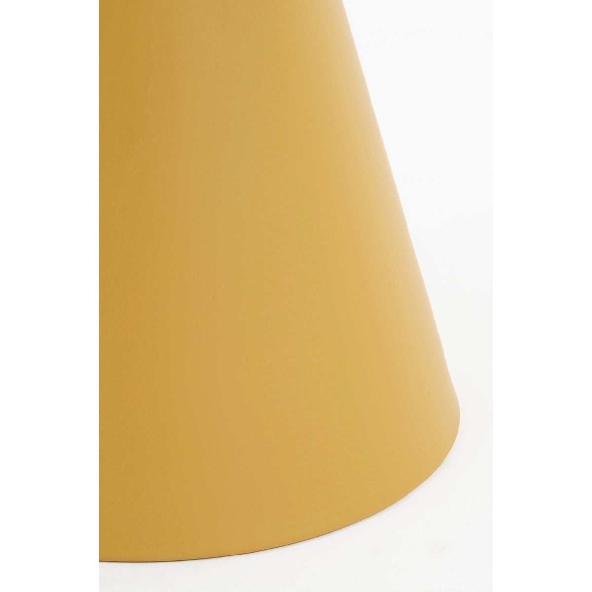 Table d'appoint Jim Geel dans un intérieur moderne