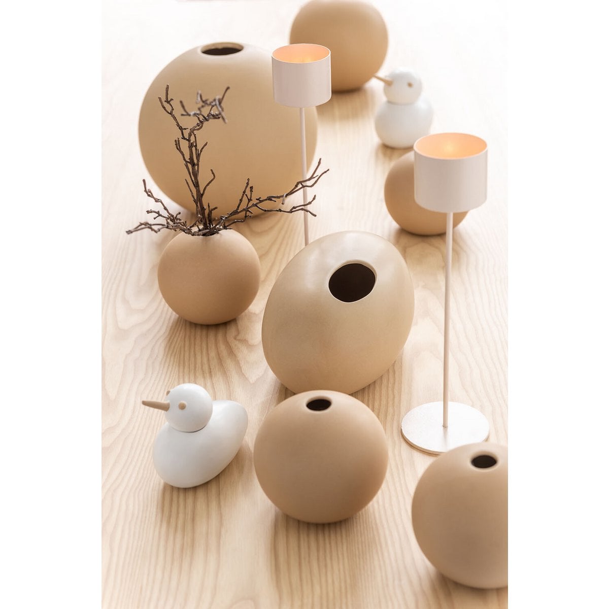 Vase J-Line beige, présentation sur une table avec décoration florale