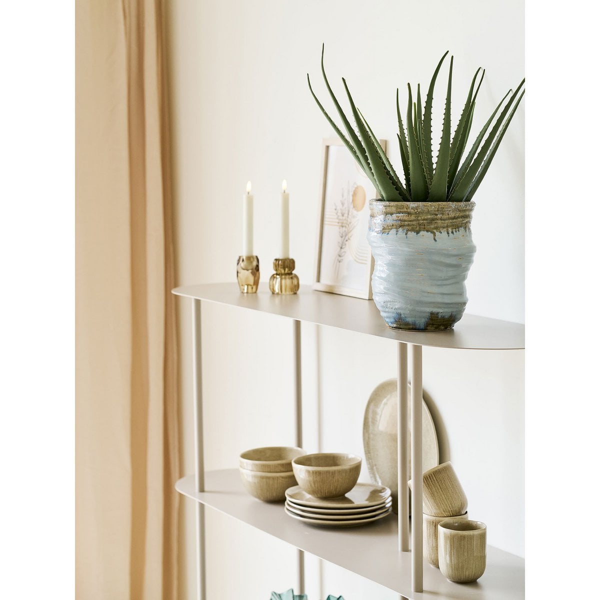 Vase bleu clair, présenté avec des fleurs pour une ambiance chic