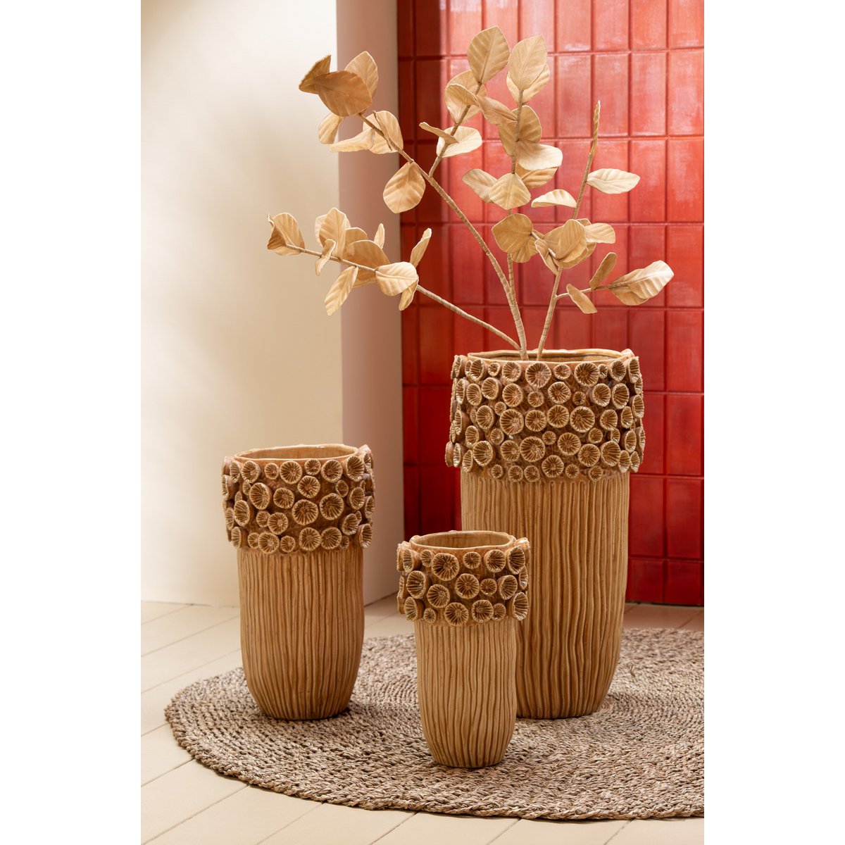 Détail du vase Coral High J-Line, céramique jaune, vue latérale