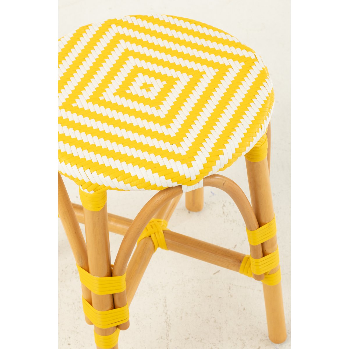 Tabouret en rotin jaune J-Line, vue latérale