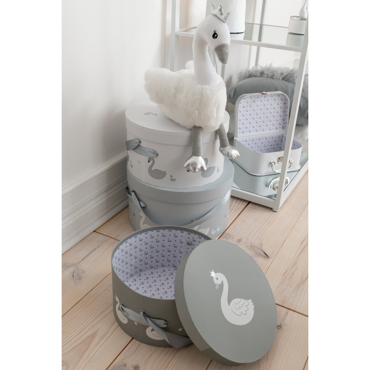 Boîte Swan J-Line dans un salon moderne, intégrée à la décoration