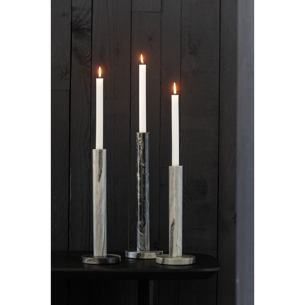 Ambiance chaleureuse avec le bougeoir J-Line, éclairage parfait pour vos soirées.