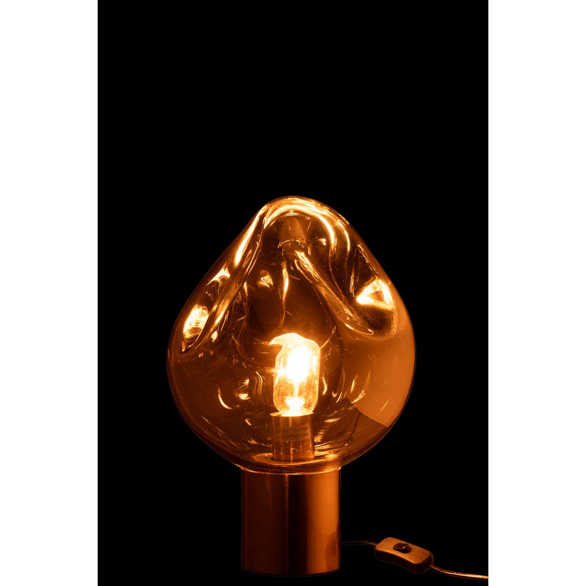 Lampe J-Line sur une table de salon, ambiance chic et contemporaine