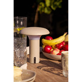 Lampe LED Ramsey beige, vue en situation sur un bureau