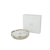 Bougie J-Line M-Chic sur une table, ambiance chaleureuse et élégante