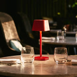 Lampe de table rechargeable rouge Ava Berry