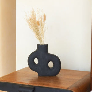 Petit vase décoratif en argile noir