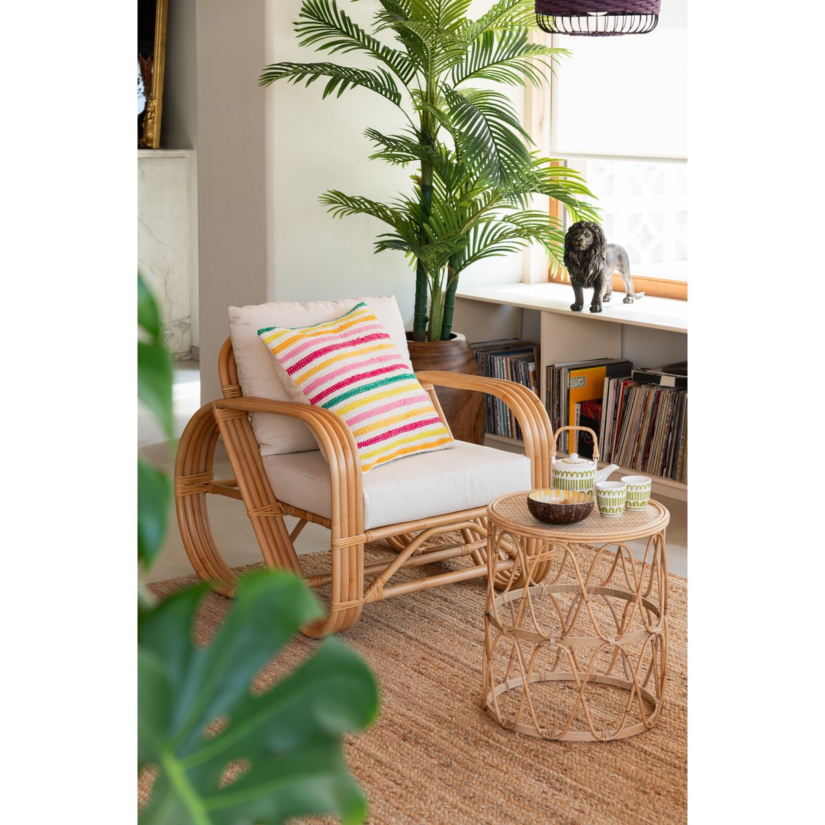 Coussin Coco Stripes J-Line sur un canapé moderne