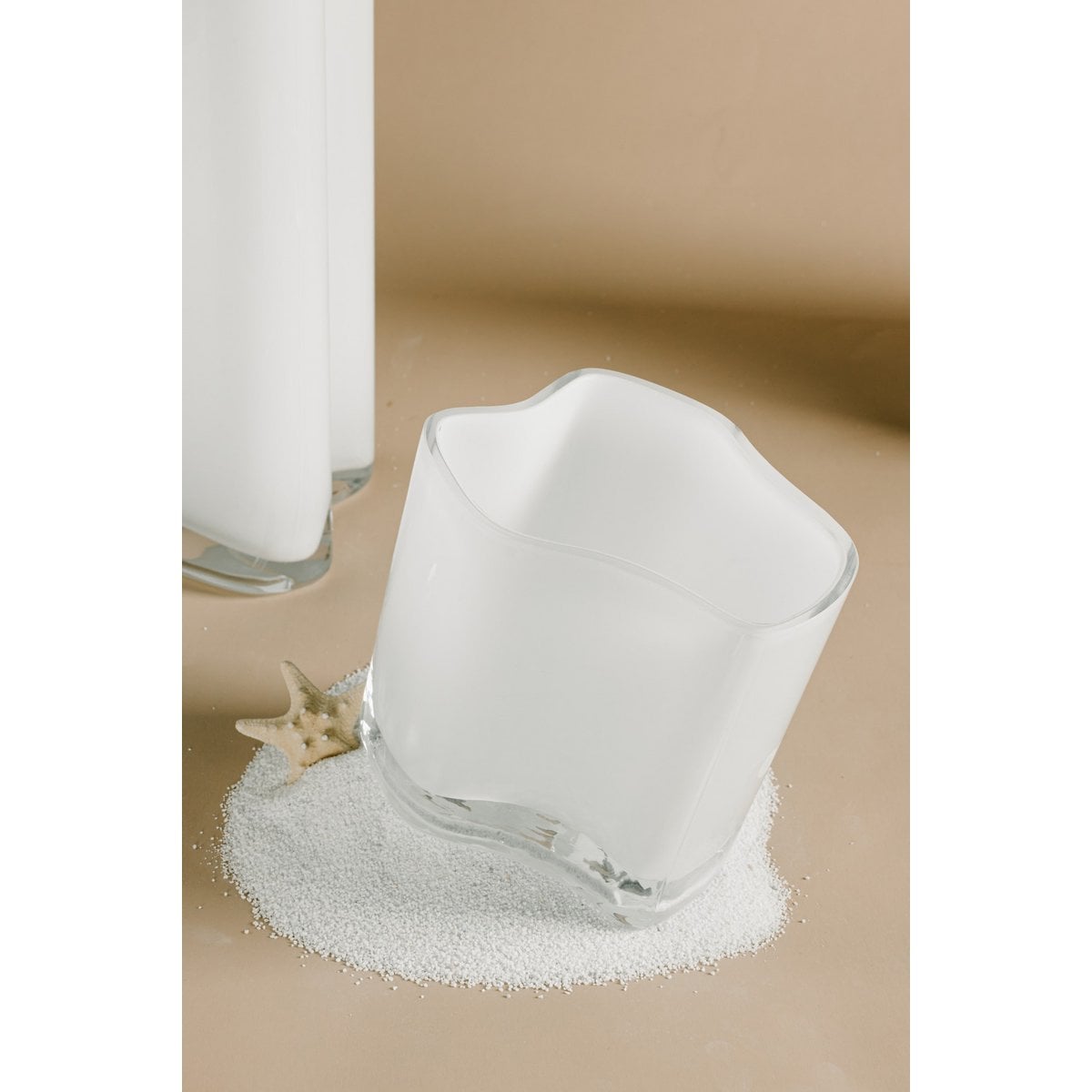 Détail du verre épais du vase COR13WH, soulignant sa qualité