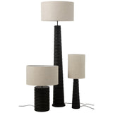 Lampadaire J-Line Ailanthus illuminé, ambiance salon