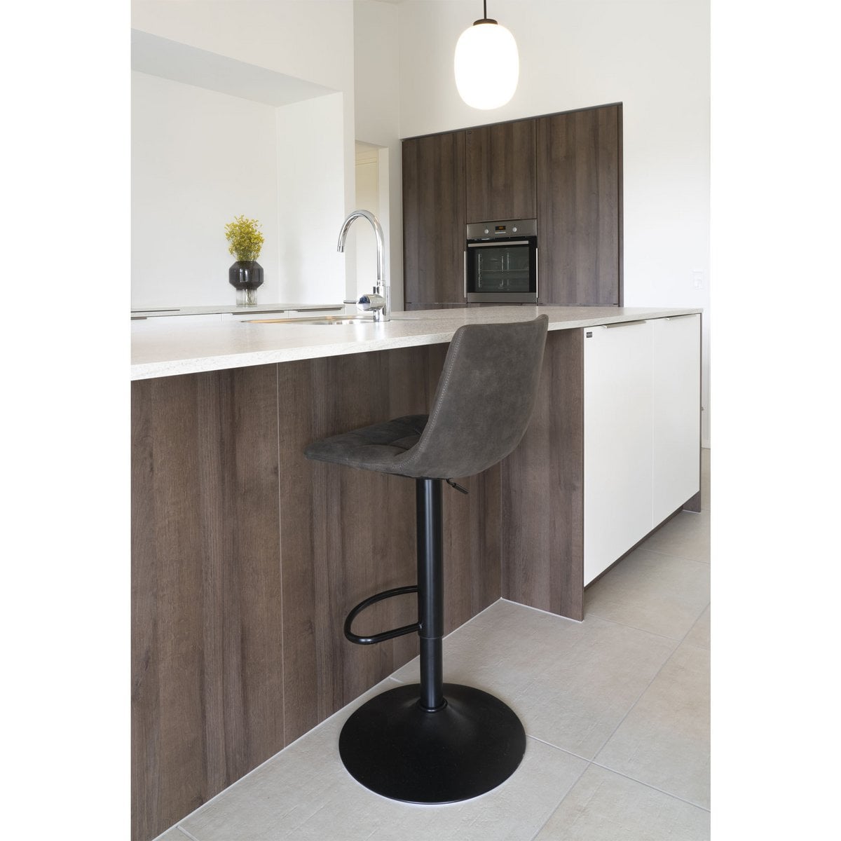 Chaise de bar Middelfart, design minimaliste en situation
