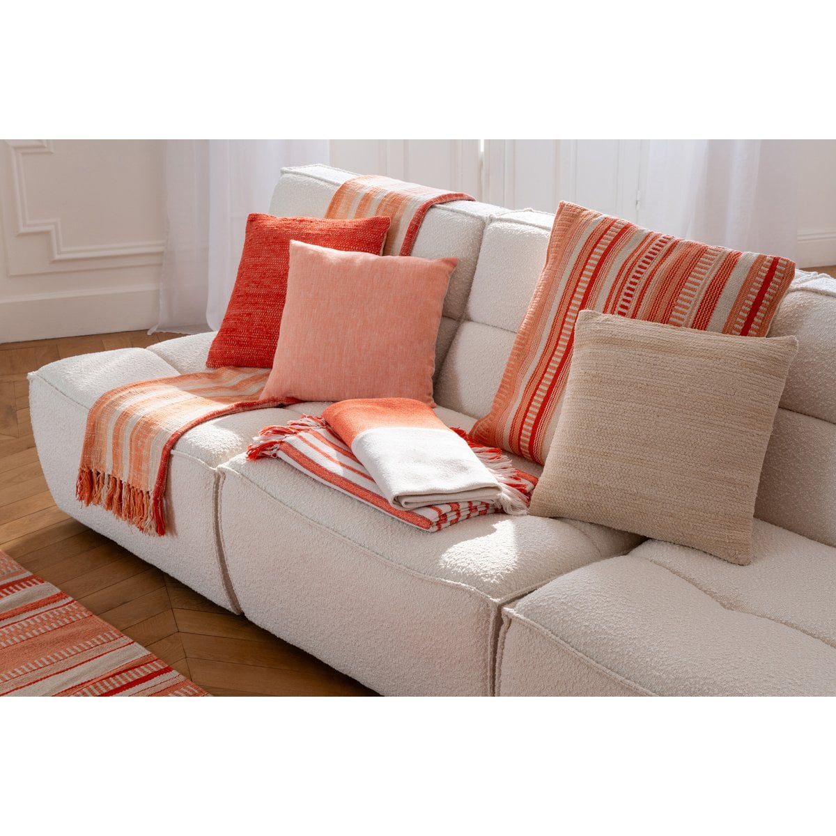 Fauteuil J-Line Running Square en situation, décoré avec des accessoires tendance