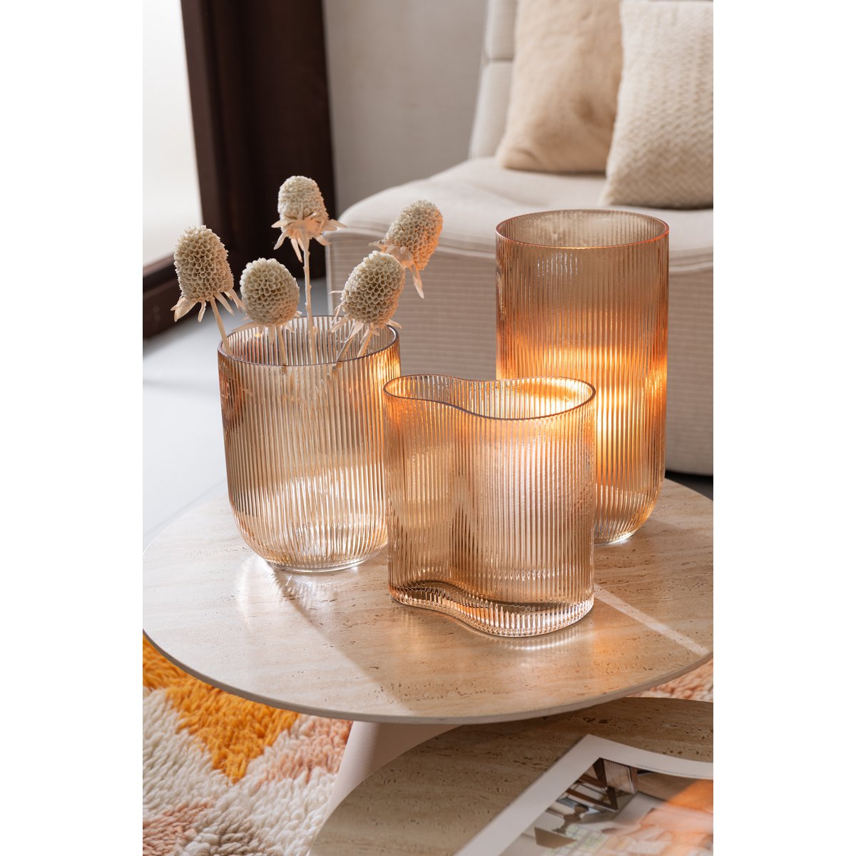 Vue latérale du vase J-Line rayé, design raffiné