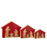 Détail de la crèche en bois, mettant en avant les couleurs rouge et naturel