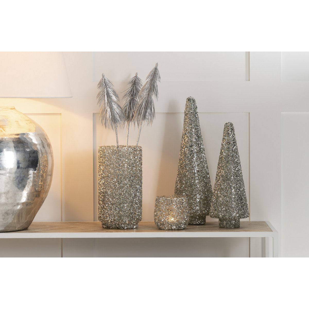 Lanterne J-Line Glitter en extérieur, mise en scène décorative