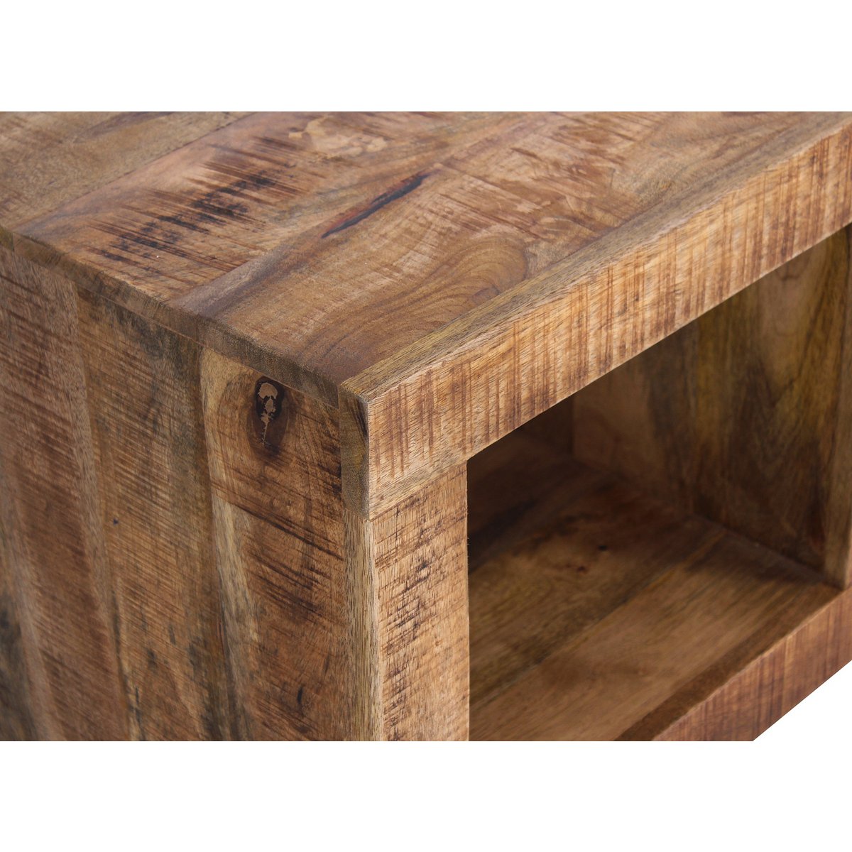 Table basse avec décoration florale et bougies