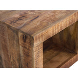 Table basse avec décoration florale et bougies
