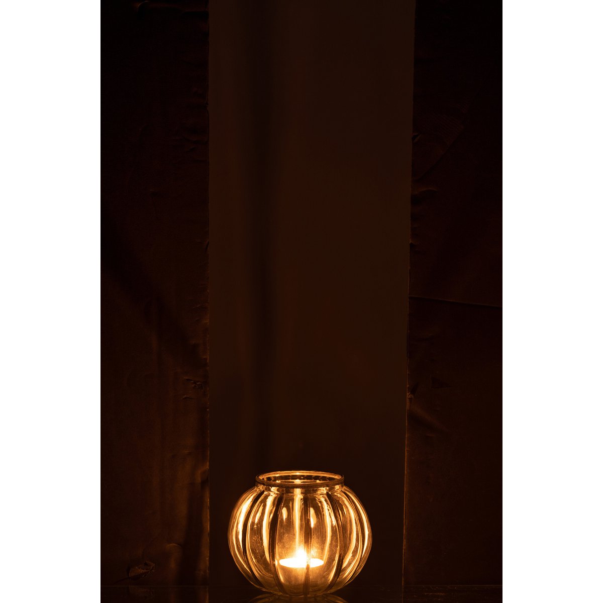 Détail de la lanterne Globe J-Line, mettant en avant le verre et le métal argenté.