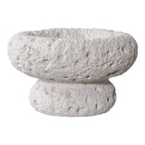 Bougeoirs en céramique gris avec bougies allumées, lumière tamisée