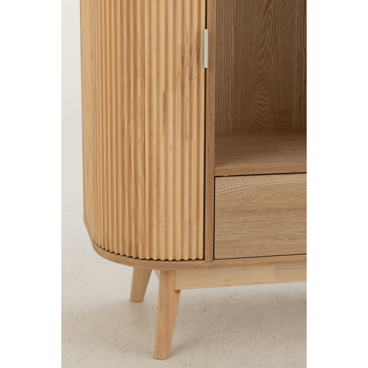 Armoire J-Cas stylisée avec des vêtements bien rangés
