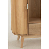Armoire J-Cas stylisée avec des vêtements bien rangés