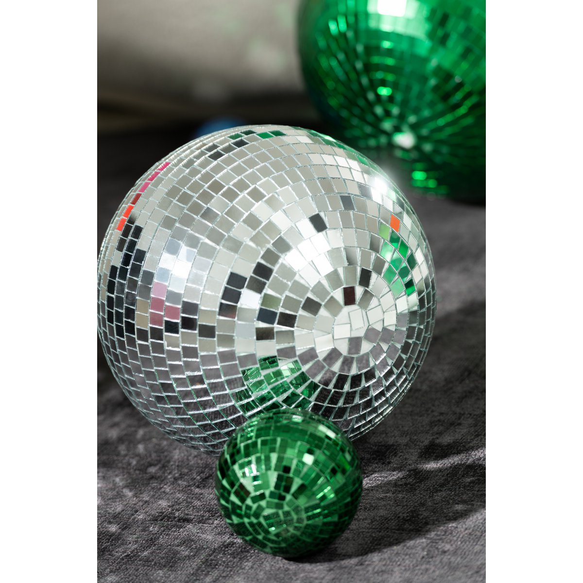 Miroir boule disco J-Line en plastique argenté, design moderne.