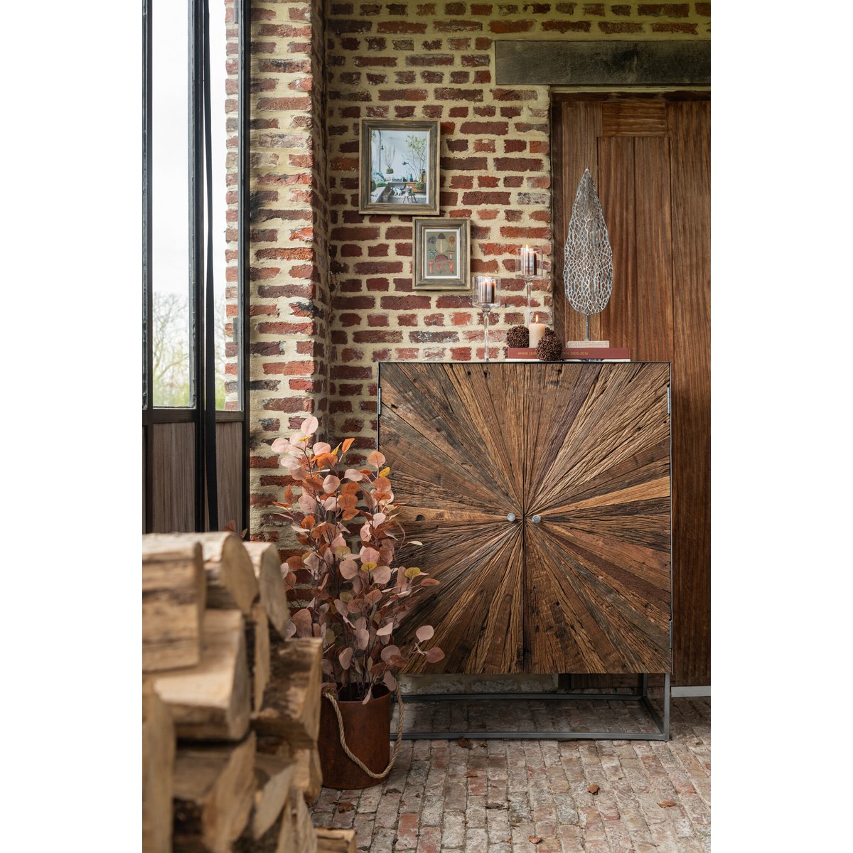 Bougie cylindrique marron J-Line dans un cadre décoratif chic.