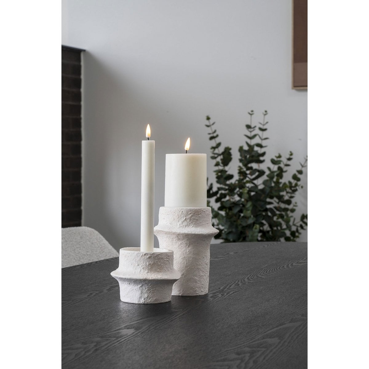 Lot de 2 bougeoirs en céramique blanc sur table